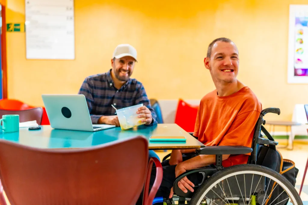 Il laboratorio "Diversi alla Pari" è lo spazio protetto e stimolante che la Cooperativa Sociale Il Melograno dedica alle persone diversamente abili.